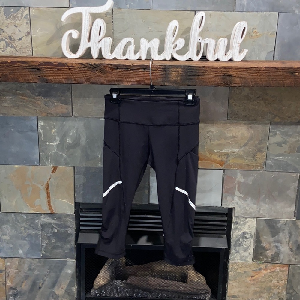 0122 Lululemon women’s Run inspire cropped 16” size 4